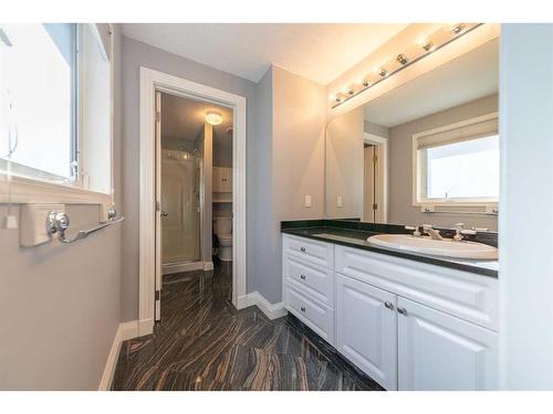 2922 Douglasdale Boulevard Se, Calgary, AB - Indoor Photo Showing Bathroom