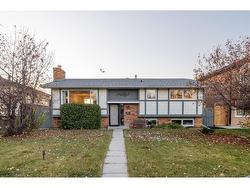 40 Thornaby Crescent NW Calgary, AB T2K 5K4