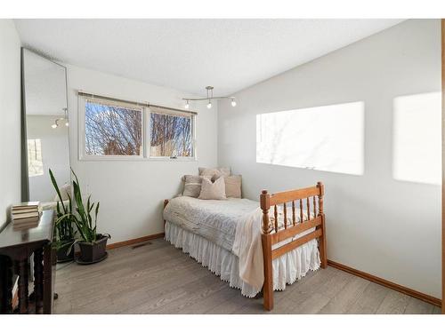 40 Thornaby Crescent Nw, Calgary, AB - Indoor Photo Showing Bedroom