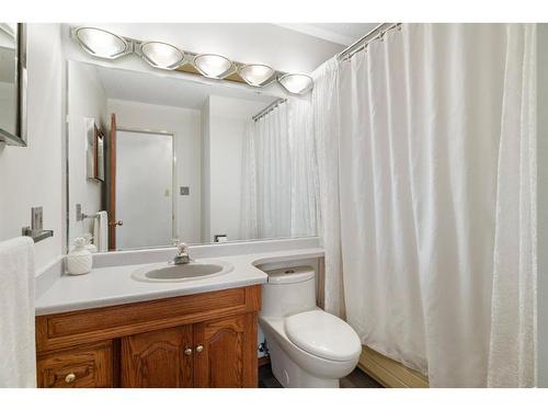 40 Thornaby Crescent Nw, Calgary, AB - Indoor Photo Showing Bathroom