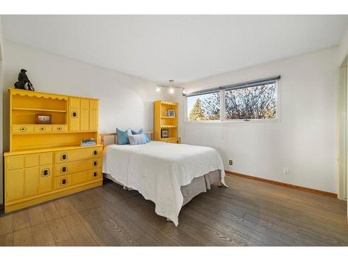 40 Thornaby Crescent Nw, Calgary, AB - Indoor Photo Showing Bedroom