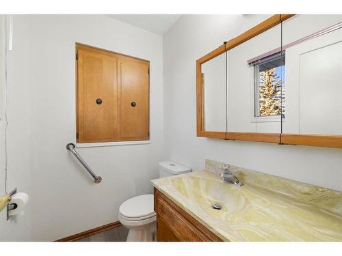 40 Thornaby Crescent Nw, Calgary, AB - Indoor Photo Showing Bathroom