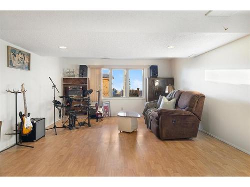 40 Thornaby Crescent Nw, Calgary, AB - Indoor Photo Showing Living Room