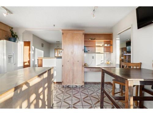 40 Thornaby Crescent Nw, Calgary, AB - Indoor Photo Showing Dining Room