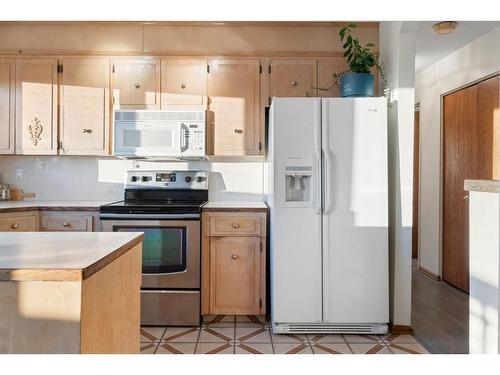 40 Thornaby Crescent Nw, Calgary, AB - Indoor Photo Showing Kitchen