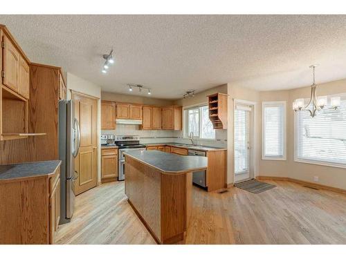 348 Sienna Park Drive Sw, Calgary, AB - Indoor Photo Showing Kitchen