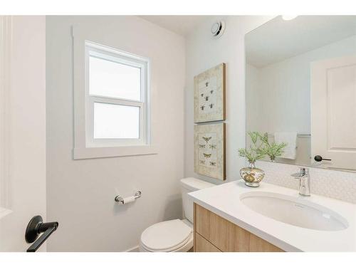 8 Royston Walk Nw, Calgary, AB - Indoor Photo Showing Bathroom