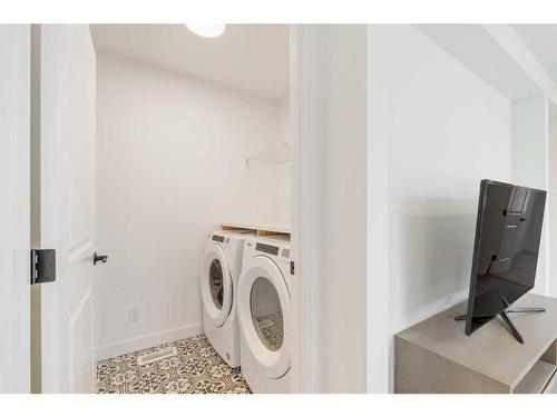 8 Royston Walk Nw, Calgary, AB - Indoor Photo Showing Laundry Room