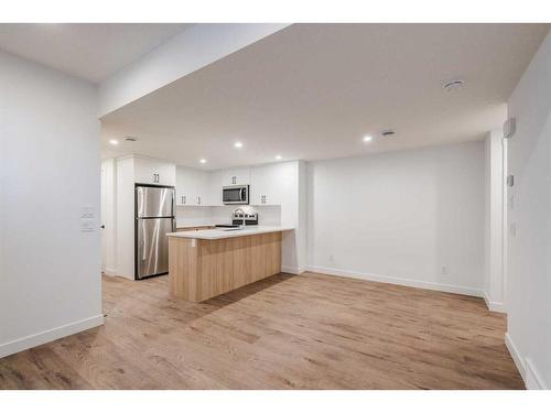 8 Royston Walk Nw, Calgary, AB - Indoor Photo Showing Kitchen