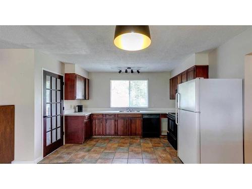 7323 Hunterview Drive Nw, Calgary, AB - Indoor Photo Showing Kitchen