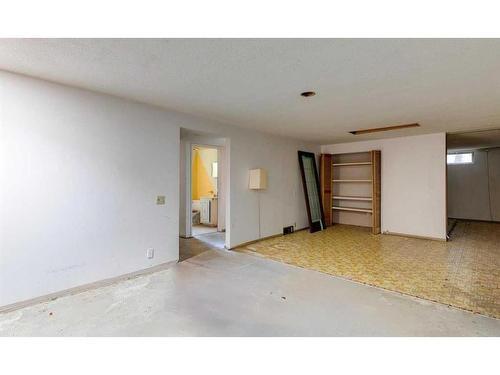 7323 Hunterview Drive Nw, Calgary, AB - Indoor Photo Showing Other Room