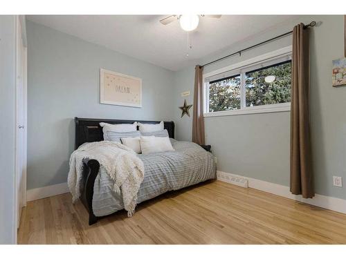 160 Havenhurst Crescent Sw, Calgary, AB - Indoor Photo Showing Bedroom