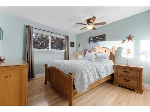 160 Havenhurst Crescent Sw, Calgary, AB - Indoor Photo Showing Bedroom