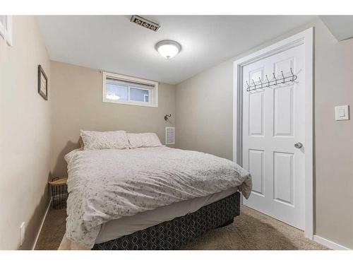 160 Havenhurst Crescent Sw, Calgary, AB - Indoor Photo Showing Bedroom