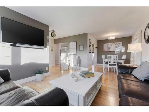 160 Havenhurst Crescent Sw, Calgary, AB - Indoor Photo Showing Living Room