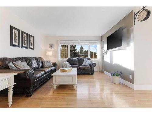 160 Havenhurst Crescent Sw, Calgary, AB - Indoor Photo Showing Living Room