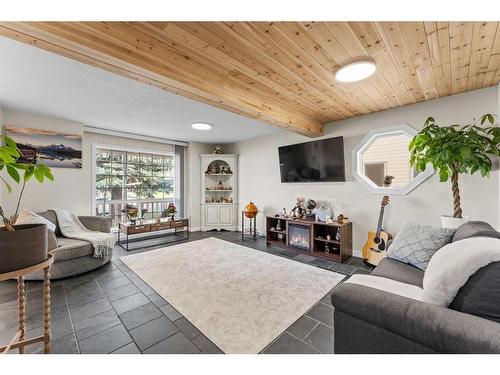 107 Tuffy'S Haven, Strathmore, AB - Indoor Photo Showing Living Room