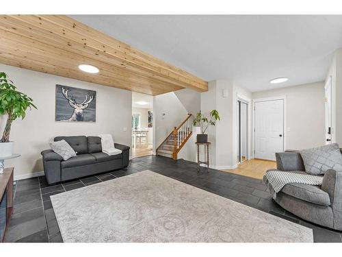 107 Tuffy'S Haven, Strathmore, AB - Indoor Photo Showing Living Room