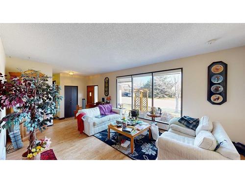 103 Slade Drive, Nanton, AB - Indoor Photo Showing Living Room