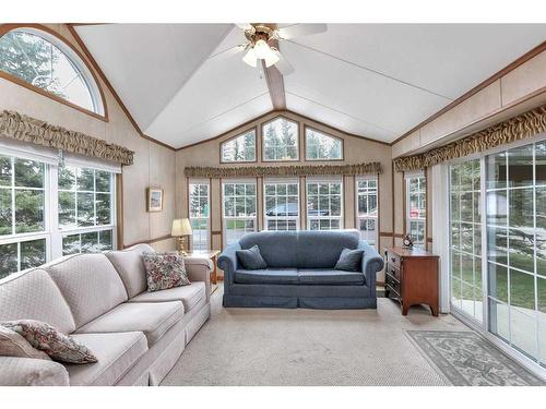 122-32379 Range Road 55, Rural Mountain View County, AB - Indoor Photo Showing Living Room