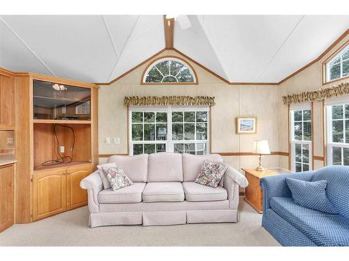 122-32379 Range Road 55, Rural Mountain View County, AB - Indoor Photo Showing Living Room