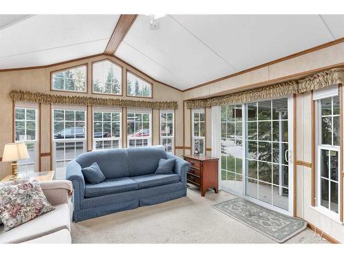 122-32379 Range Road 55, Rural Mountain View County, AB - Indoor Photo Showing Living Room