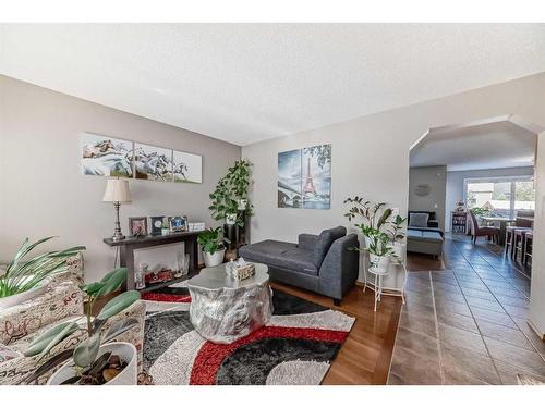 1044 Kincora Drive Nw, Calgary, AB - Indoor Photo Showing Living Room