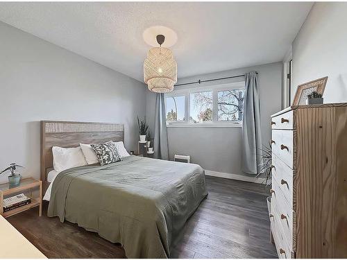 427 Cedarpark Drive Sw, Calgary, AB - Indoor Photo Showing Bedroom