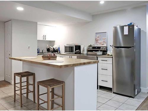 427 Cedarpark Drive Sw, Calgary, AB - Indoor Photo Showing Kitchen