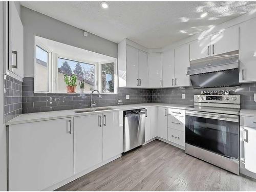 427 Cedarpark Drive Sw, Calgary, AB - Indoor Photo Showing Kitchen