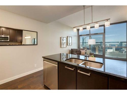 2203-225 11 Avenue Se, Calgary, AB - Indoor Photo Showing Kitchen With Double Sink