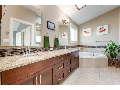 6616 Bowness Road Nw, Calgary, AB - Indoor Photo Showing Bathroom