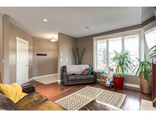 6616 Bowness Road Nw, Calgary, AB - Indoor Photo Showing Living Room