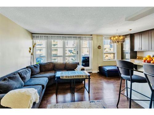 703-733 14Th Avenue Sw, Calgary, AB - Indoor Photo Showing Living Room