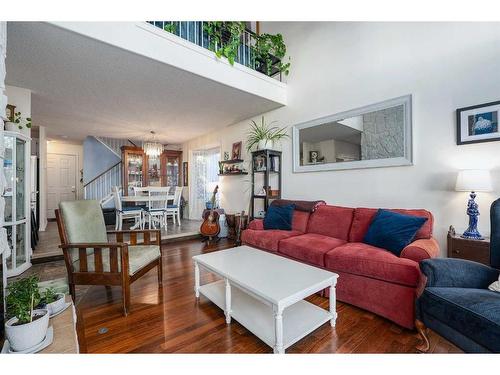 6-28 Berwick Crescent Nw, Calgary, AB - Indoor Photo Showing Living Room