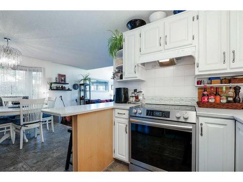 6-28 Berwick Crescent Nw, Calgary, AB - Indoor Photo Showing Kitchen