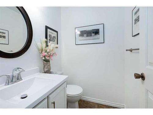 6-28 Berwick Crescent Nw, Calgary, AB - Indoor Photo Showing Bathroom