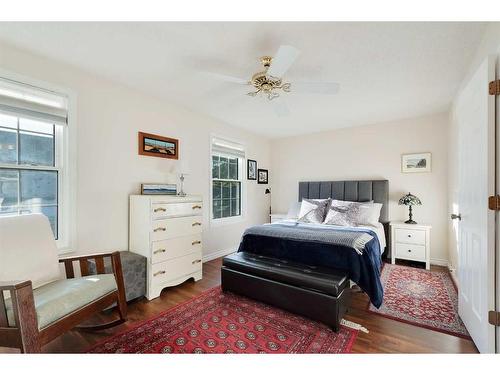 6-28 Berwick Crescent Nw, Calgary, AB - Indoor Photo Showing Bedroom