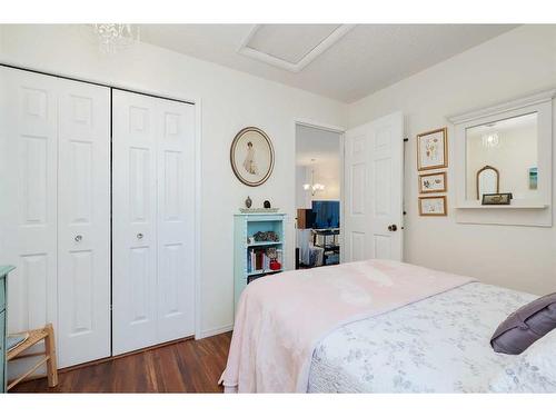 6-28 Berwick Crescent Nw, Calgary, AB - Indoor Photo Showing Bedroom