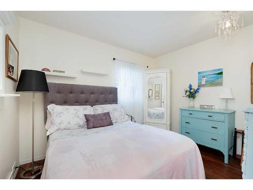 6-28 Berwick Crescent Nw, Calgary, AB - Indoor Photo Showing Bedroom