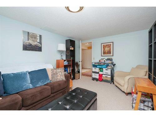 6-28 Berwick Crescent Nw, Calgary, AB - Indoor Photo Showing Living Room