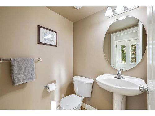 151 Somme Manor Sw, Calgary, AB - Indoor Photo Showing Bathroom