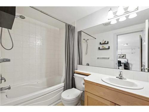 151 Somme Manor Sw, Calgary, AB - Indoor Photo Showing Bathroom