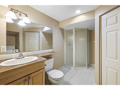 151 Somme Manor Sw, Calgary, AB - Indoor Photo Showing Bathroom