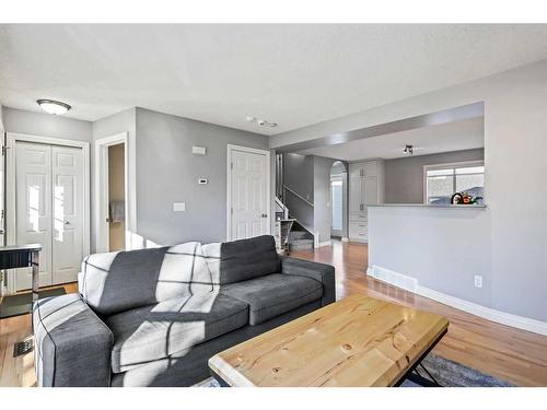 151 Somme Manor Sw, Calgary, AB - Indoor Photo Showing Living Room