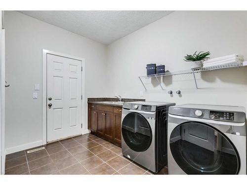 122 Cranridge Heights Se, Calgary, AB - Indoor Photo Showing Laundry Room