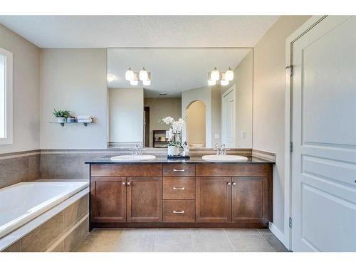 122 Cranridge Heights Se, Calgary, AB - Indoor Photo Showing Bathroom