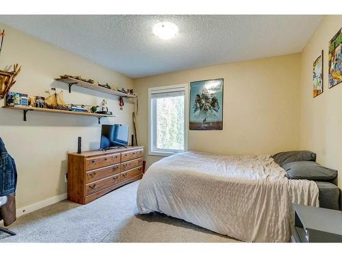 122 Cranridge Heights Se, Calgary, AB - Indoor Photo Showing Bedroom