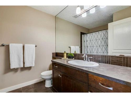 122 Cranridge Heights Se, Calgary, AB - Indoor Photo Showing Bathroom