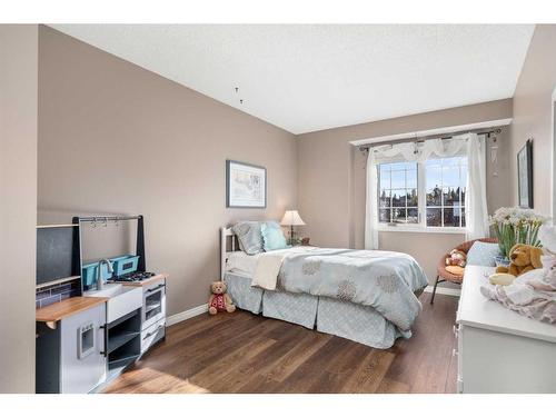 28 Macewan Park Close Nw, Calgary, AB - Indoor Photo Showing Bedroom